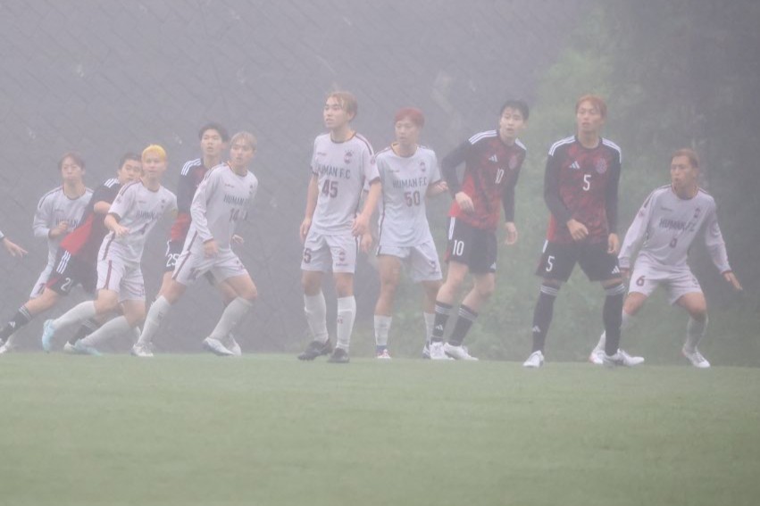 画像 : 5番目の画像 - 【写真】立教大学サッカー愛好会A（黒）と早稲田大学HUMAN FC A（白）、慶應義塾大学理工学部体育会サッカー部A（黒）と明治大学生田サッカー部蹴友会A（水色）は、どちらもPK戦決着となった（写真◎石倉利英） - サッカーマガジンWEB