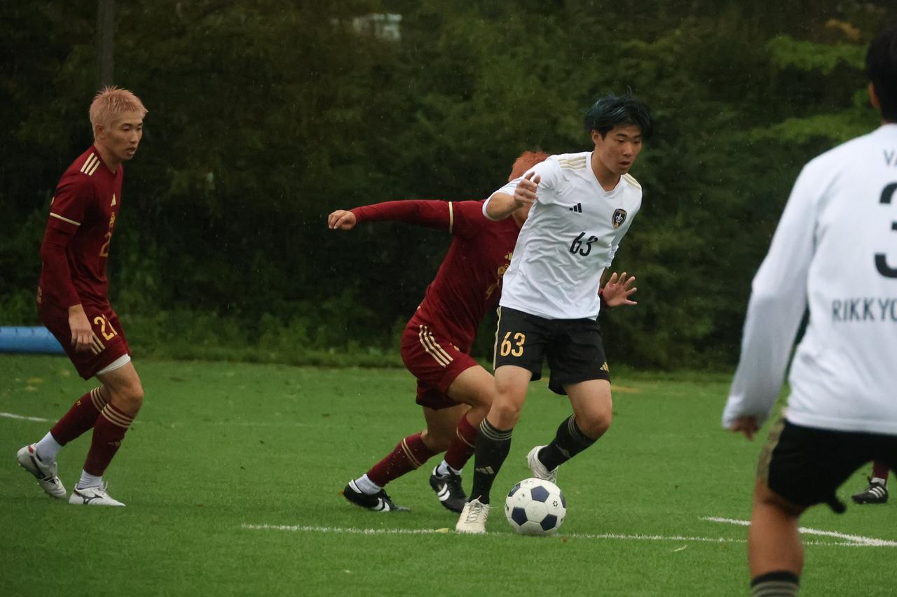 画像 : 14番目の画像 - 【写真】中央大学サッカー同好会（緑）と早稲田大学稲穂キッカーズC（エンジ）、立教大学FC立教A（白）と早稲田大学稲穂キッカーズA（エンジ）がベスト8を懸けて激突！（写真◎石倉利英） - サッカーマガジンWEB