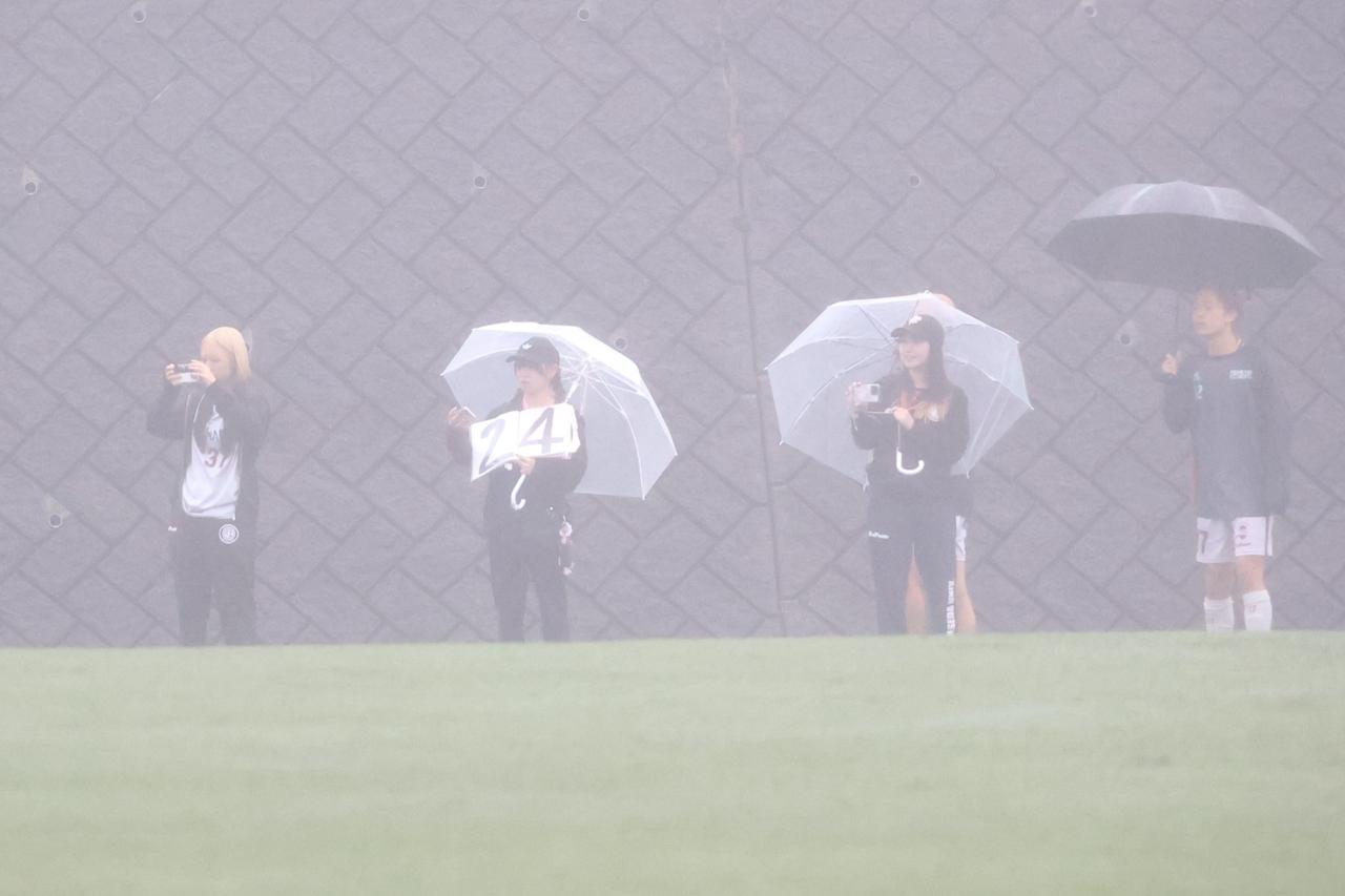 画像 : 6番目の画像 - 【写真】立教大学サッカー愛好会A(黒)と早稲田大学HUMAN FC A(白)、慶應義塾大学理工学部体育会サッカー部A(黒)と明治大学生田サッカー部蹴友会A(水色)は、どちらもPK戦決着となった(写真◎石倉利英) - サッカーマガジンWEB
