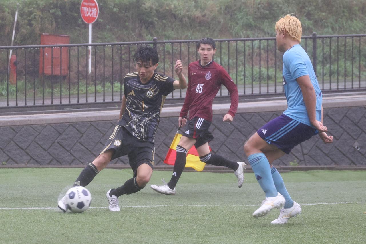 画像 : 23番目の画像 - 【写真】立教大学サッカー愛好会A（黒）と早稲田大学HUMAN FC A（白）、慶應義塾大学理工学部体育会サッカー部A（黒）と明治大学生田サッカー部蹴友会A（水色）は、どちらもPK戦決着となった（写真◎石倉利英） - サッカーマガジンWEB