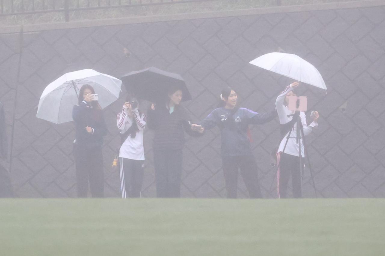 画像 : 4番目の画像 - 【写真】立教大学サッカー愛好会A（黒）と早稲田大学HUMAN FC A（白）、慶應義塾大学理工学部体育会サッカー部A（黒）と明治大学生田サッカー部蹴友会A（水色）は、どちらもPK戦決着となった（写真◎石倉利英） - サッカーマガジンWEB