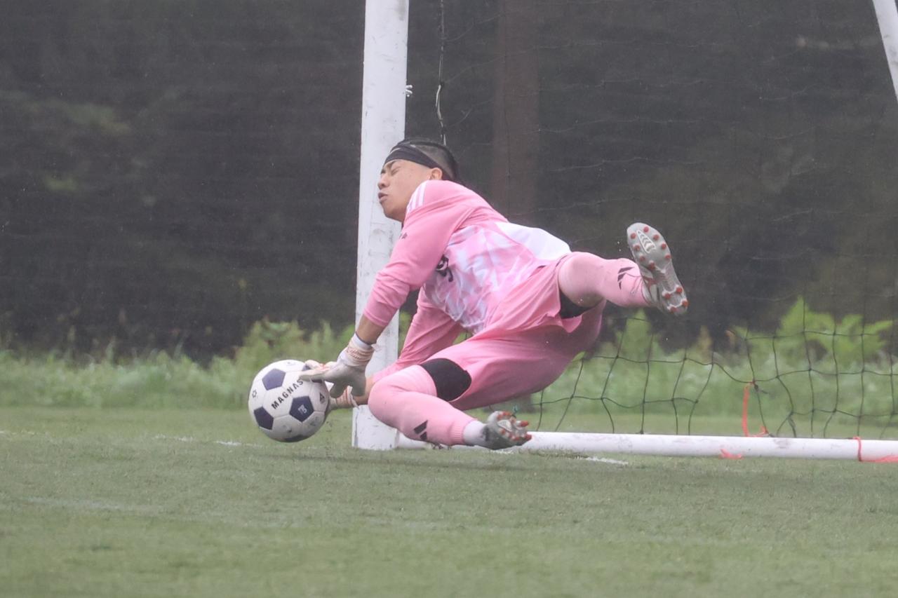 画像 : 12番目の画像 - 【写真】立教大学サッカー愛好会A（黒）と早稲田大学HUMAN FC A（白）、慶應義塾大学理工学部体育会サッカー部A（黒）と明治大学生田サッカー部蹴友会A（水色）は、どちらもPK戦決着となった（写真◎石倉利英） - サッカーマガジンWEB