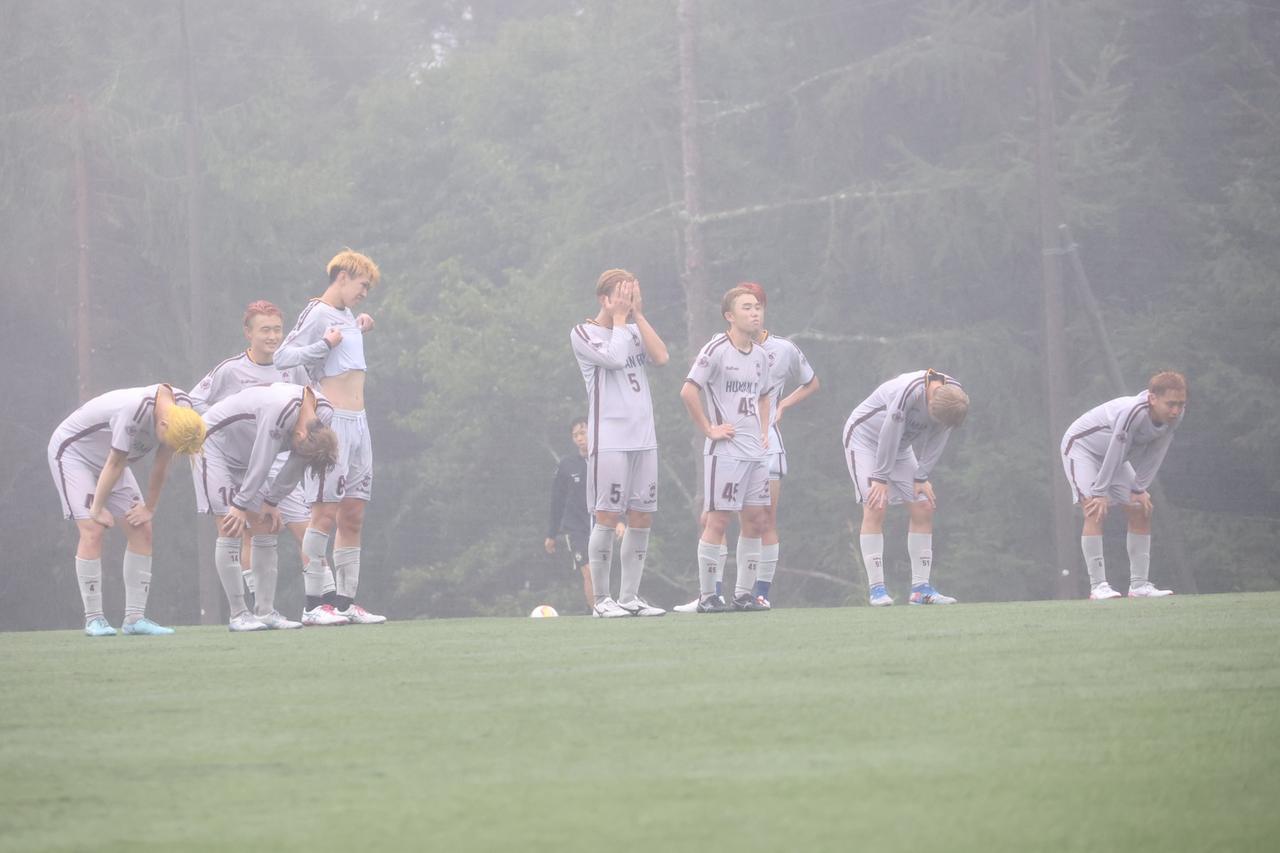 画像 : 14番目の画像 - 【写真】立教大学サッカー愛好会A（黒）と早稲田大学HUMAN FC A（白）、慶應義塾大学理工学部体育会サッカー部A（黒）と明治大学生田サッカー部蹴友会A（水色）は、どちらもPK戦決着となった（写真◎石倉利英） - サッカーマガジンWEB
