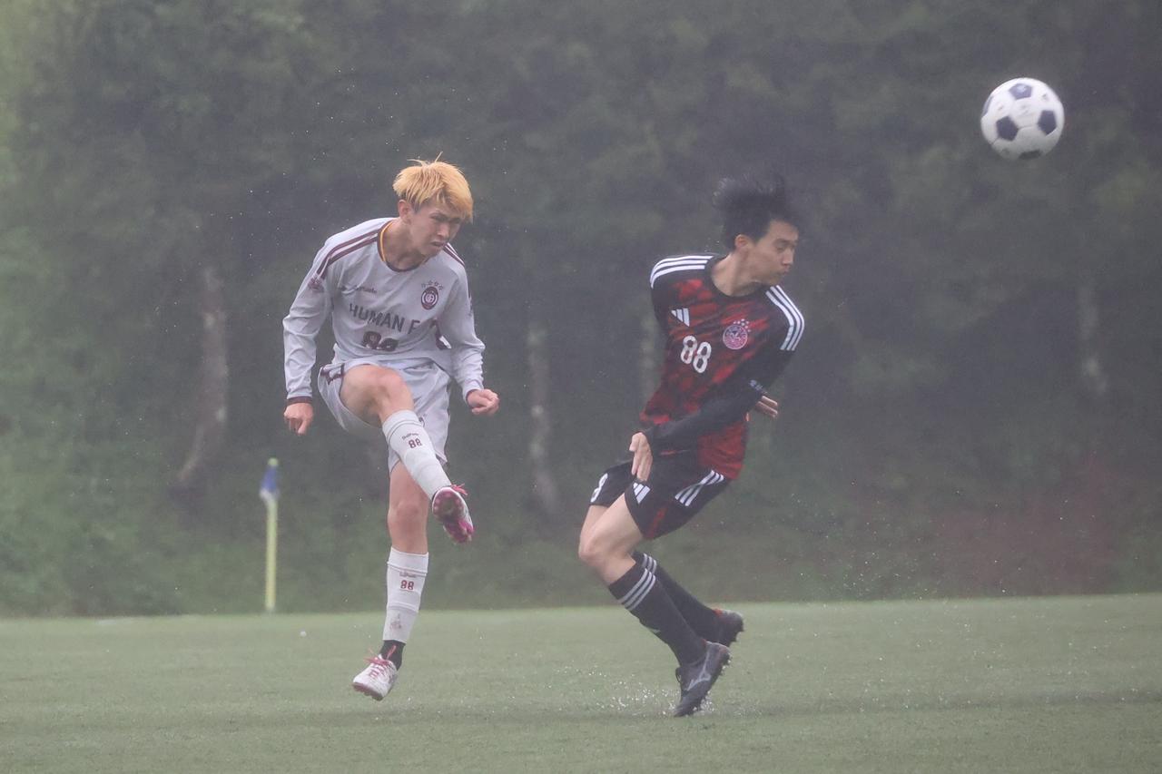 画像 : 8番目の画像 - 【写真】立教大学サッカー愛好会A（黒）と早稲田大学HUMAN FC A（白）、慶應義塾大学理工学部体育会サッカー部A（黒）と明治大学生田サッカー部蹴友会A（水色）は、どちらもPK戦決着となった（写真◎石倉利英） - サッカーマガジンWEB