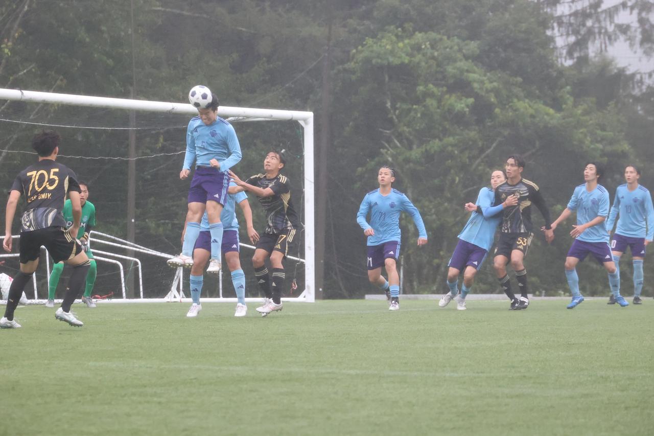 画像 : 20番目の画像 - 【写真】立教大学サッカー愛好会A(黒)と早稲田大学HUMAN FC A(白)、慶應義塾大学理工学部体育会サッカー部A(黒)と明治大学生田サッカー部蹴友会A(水色)は、どちらもPK戦決着となった(写真◎石倉利英) - サッカーマガジンWEB