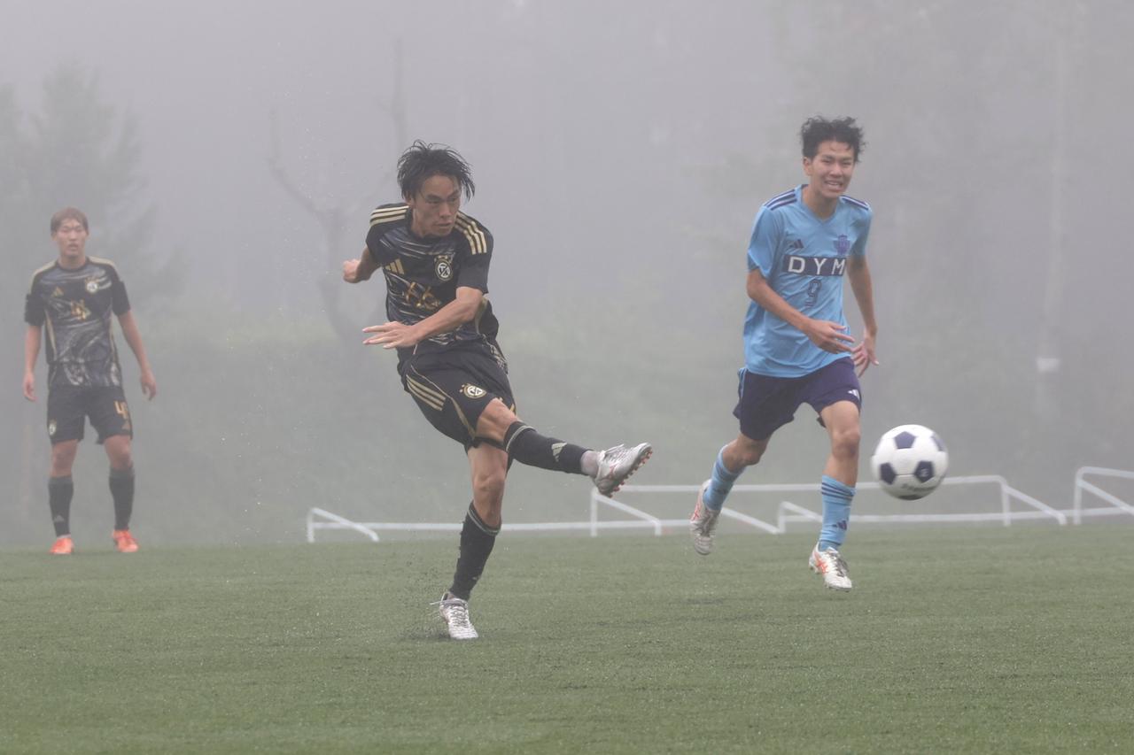 画像 : 24番目の画像 - 【写真】立教大学サッカー愛好会A(黒)と早稲田大学HUMAN FC A(白)、慶應義塾大学理工学部体育会サッカー部A(黒)と明治大学生田サッカー部蹴友会A(水色)は、どちらもPK戦決着となった(写真◎石倉利英) - サッカーマガジンWEB