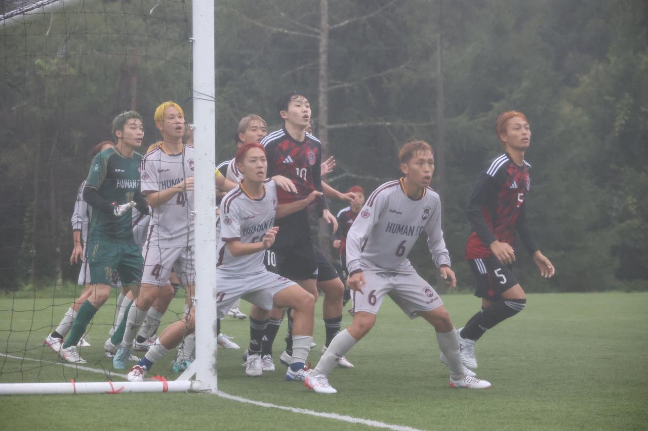 画像 : 9番目の画像 - 【写真】立教大学サッカー愛好会A(黒)と早稲田大学HUMAN FC A(白)、慶應義塾大学理工学部体育会サッカー部A(黒)と明治大学生田サッカー部蹴友会A(水色)は、どちらもPK戦決着となった(写真◎石倉利英) - サッカーマガジンWEB