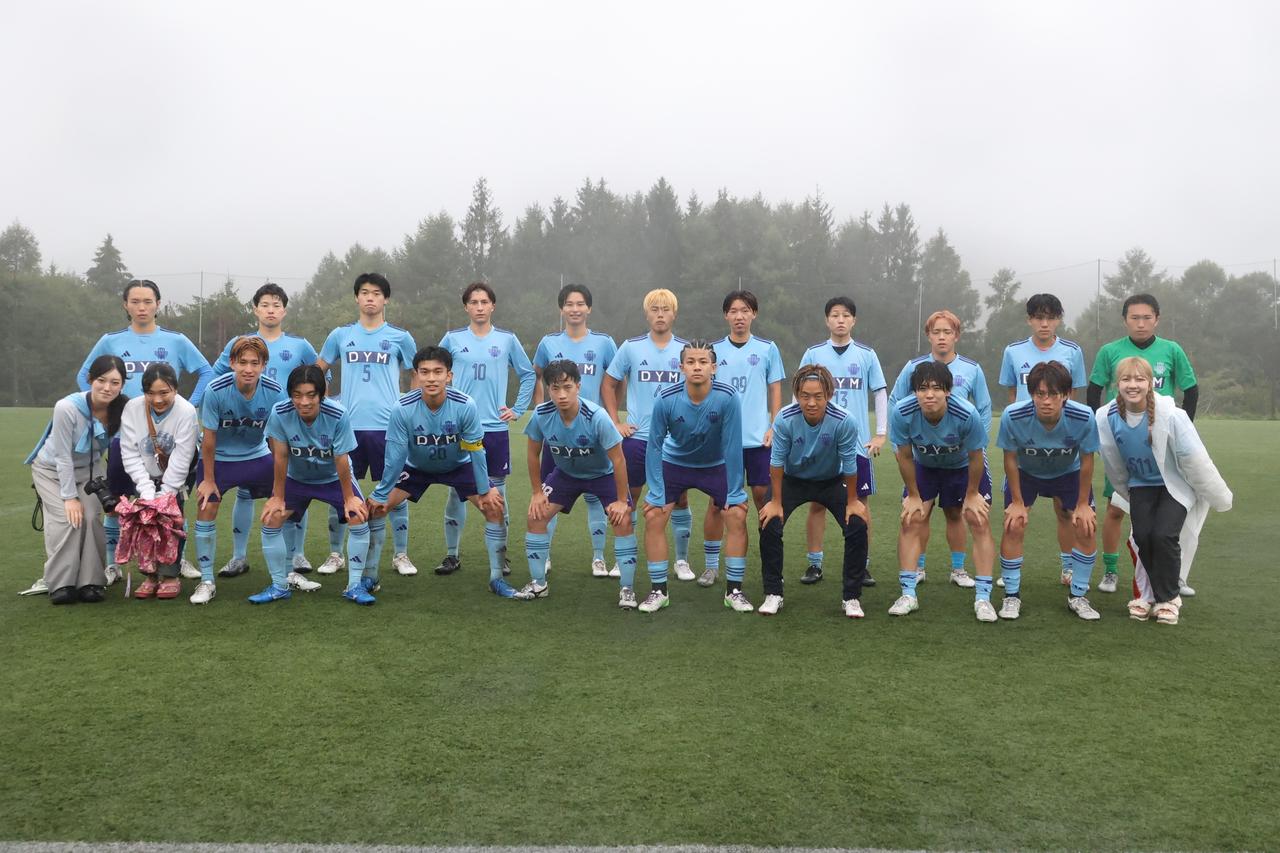 画像 : 16番目の画像 - 【写真】立教大学サッカー愛好会A（黒）と早稲田大学HUMAN FC A（白）、慶應義塾大学理工学部体育会サッカー部A（黒）と明治大学生田サッカー部蹴友会A（水色）は、どちらもPK戦決着となった（写真◎石倉利英） - サッカーマガジンWEB