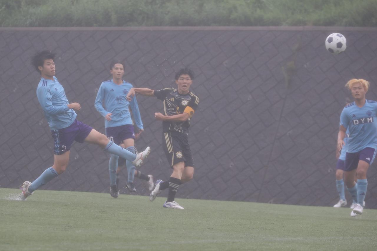画像 : 22番目の画像 - 【写真】立教大学サッカー愛好会A(黒)と早稲田大学HUMAN FC A(白)、慶應義塾大学理工学部体育会サッカー部A(黒)と明治大学生田サッカー部蹴友会A(水色)は、どちらもPK戦決着となった(写真◎石倉利英) - サッカーマガジンWEB