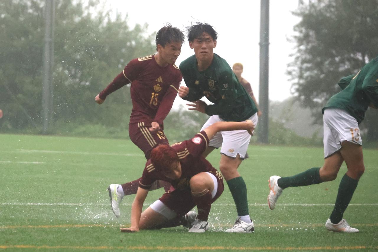 画像 : 8番目の画像 - 【写真】中央大学サッカー同好会(緑)と早稲田大学稲穂キッカーズC(エンジ)、立教大学FC立教A(白)と早稲田大学稲穂キッカーズA(エンジ)がベスト8を懸けて激突!(写真◎石倉利英) - サッカーマガジンWEB