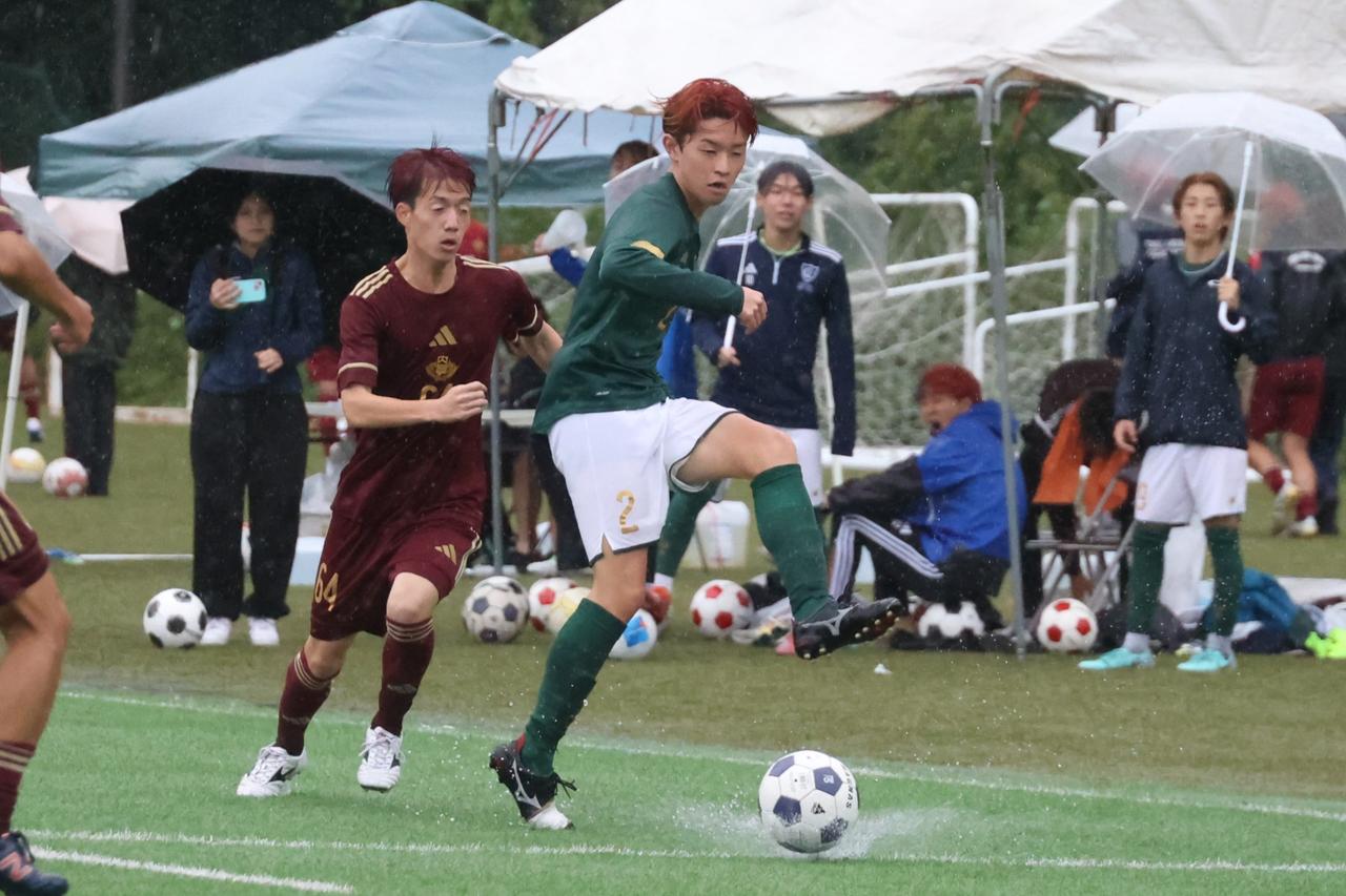 画像 : 7番目の画像 - 【写真】中央大学サッカー同好会(緑)と早稲田大学稲穂キッカーズC(エンジ)、立教大学FC立教A(白)と早稲田大学稲穂キッカーズA(エンジ)がベスト8を懸けて激突!(写真◎石倉利英) - サッカーマガジンWEB