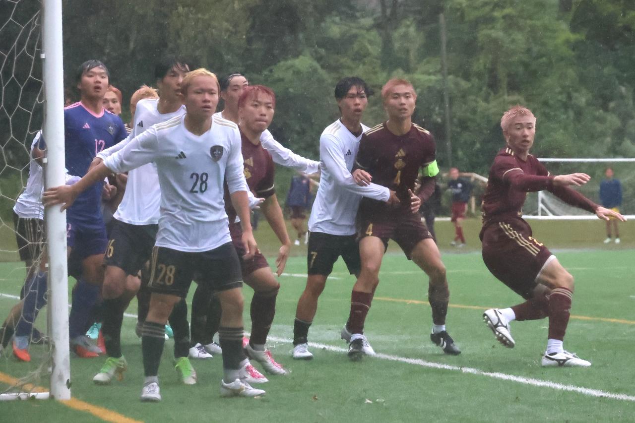 画像 : 18番目の画像 - 【写真】中央大学サッカー同好会(緑)と早稲田大学稲穂キッカーズC(エンジ)、立教大学FC立教A(白)と早稲田大学稲穂キッカーズA(エンジ)がベスト8を懸けて激突!(写真◎石倉利英) - サッカーマガジンWEB