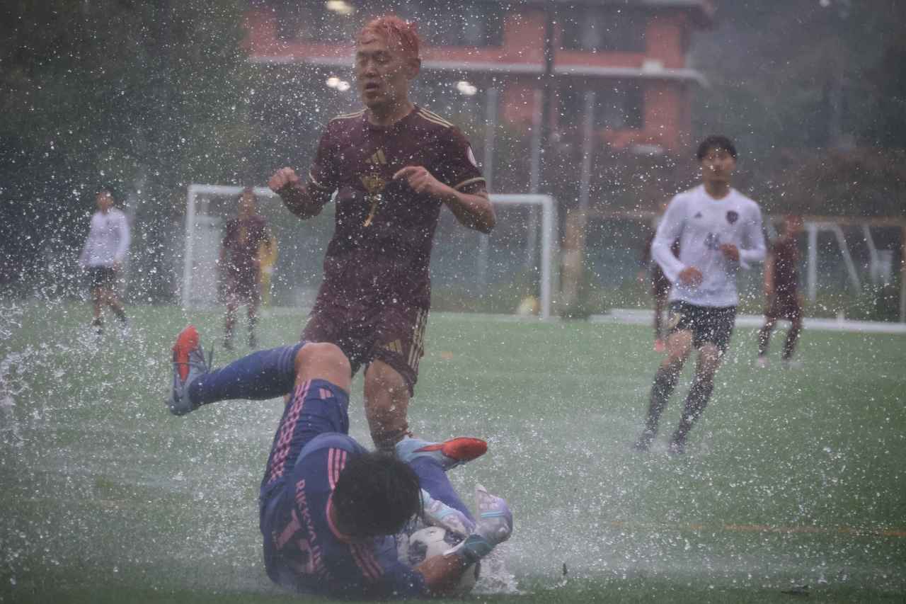 画像 : 4番目の画像 - 【写真】相手の猛攻に立ちはだかった峠。後半は激しい雨の中で体を張って守った(写真◎石倉利英) - サッカーマガジンWEB
