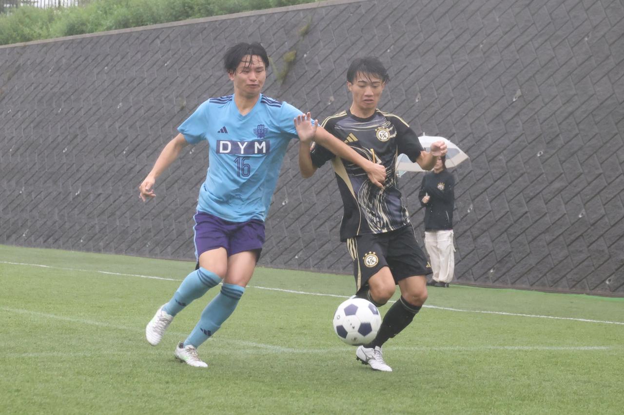 画像 : 21番目の画像 - 【写真】立教大学サッカー愛好会A(黒)と早稲田大学HUMAN FC A(白)、慶應義塾大学理工学部体育会サッカー部A(黒)と明治大学生田サッカー部蹴友会A(水色)は、どちらもPK戦決着となった(写真◎石倉利英) - サッカーマガジンWEB