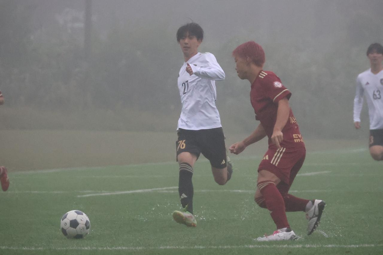 画像 : 11番目の画像 - 【写真】中央大学サッカー同好会（緑）と早稲田大学稲穂キッカーズC（エンジ）、立教大学FC立教A（白）と早稲田大学稲穂キッカーズA（エンジ）がベスト8を懸けて激突！（写真◎石倉利英） - サッカーマガジンWEB