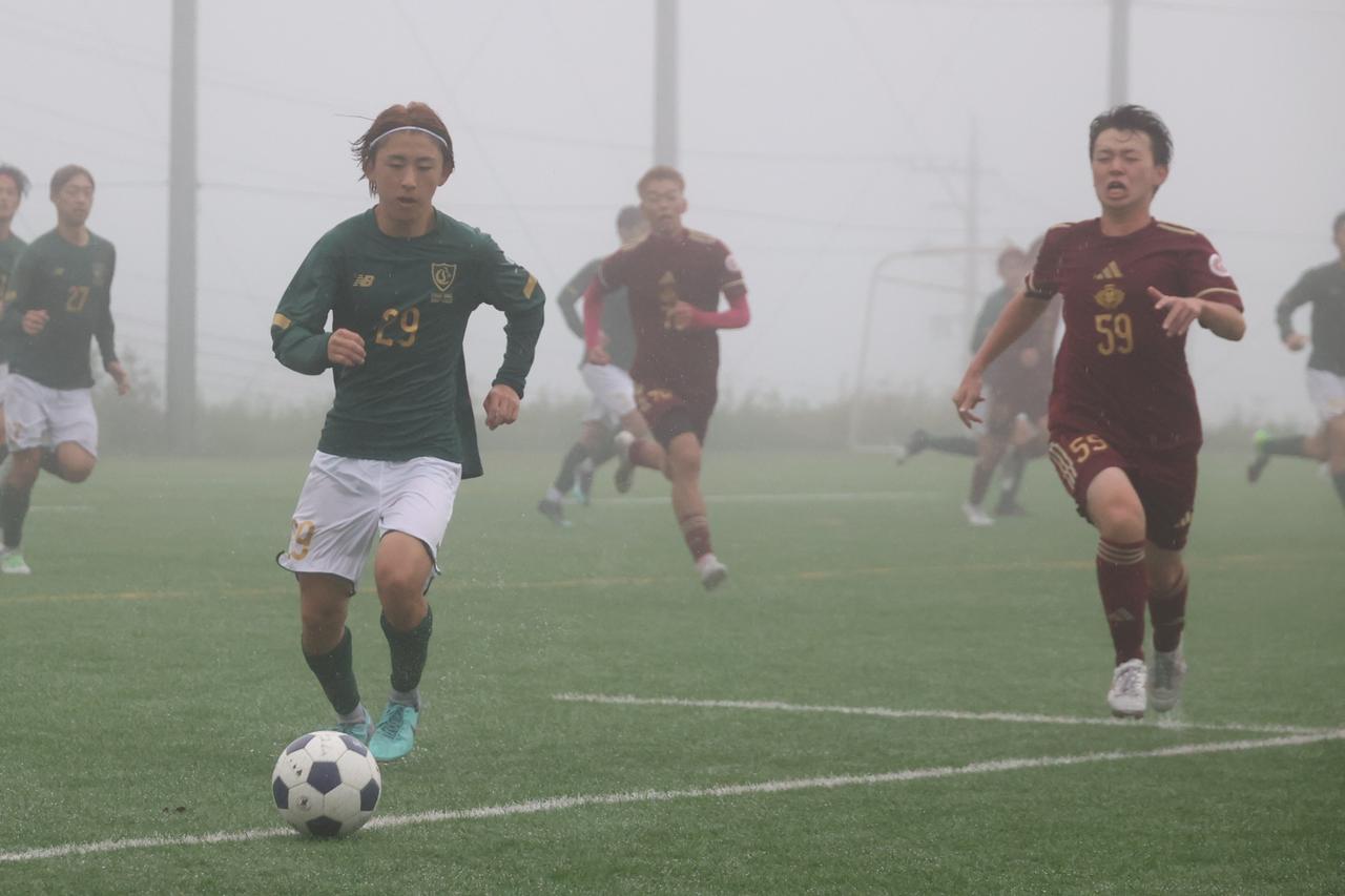 画像 : 6番目の画像 - 【写真】中央大学サッカー同好会(緑)と早稲田大学稲穂キッカーズC(エンジ)、立教大学FC立教A(白)と早稲田大学稲穂キッカーズA(エンジ)がベスト8を懸けて激突!(写真◎石倉利英) - サッカーマガジンWEB