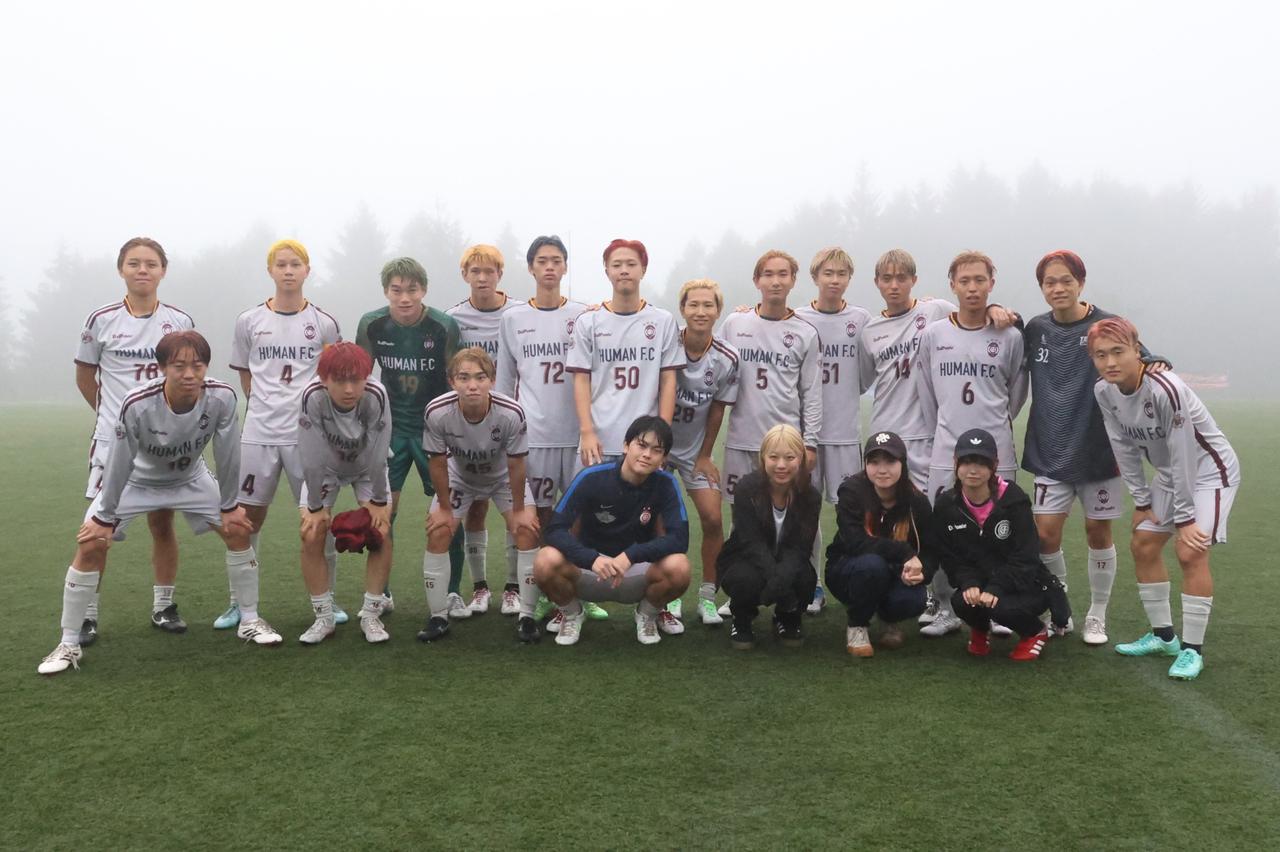 画像 : 2番目の画像 - 【写真】立教大学サッカー愛好会A(黒)と早稲田大学HUMAN FC A(白)、慶應義塾大学理工学部体育会サッカー部A(黒)と明治大学生田サッカー部蹴友会A(水色)は、どちらもPK戦決着となった(写真◎石倉利英) - サッカーマガジンWEB