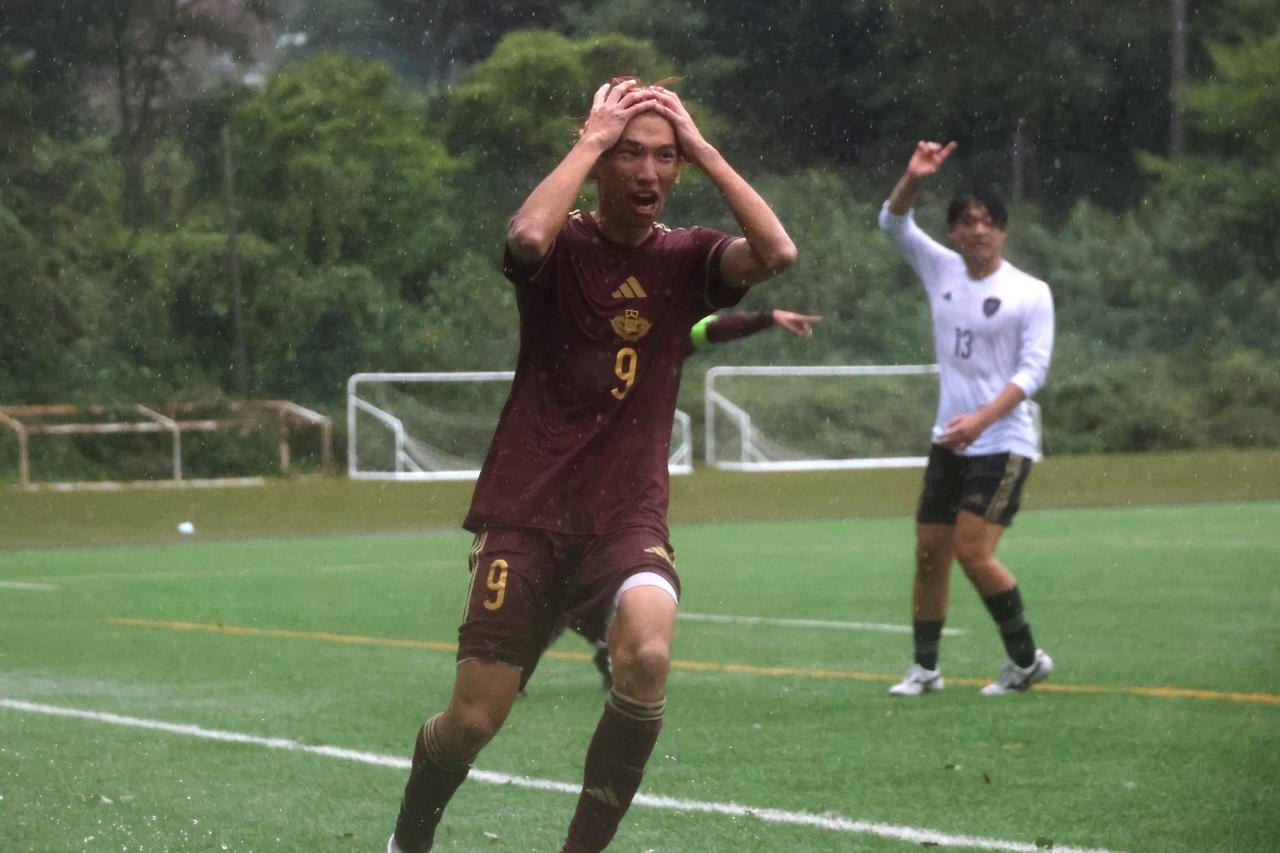 画像 : 17番目の画像 - 【写真】中央大学サッカー同好会(緑)と早稲田大学稲穂キッカーズC(エンジ)、立教大学FC立教A(白)と早稲田大学稲穂キッカーズA(エンジ)がベスト8を懸けて激突!(写真◎石倉利英) - サッカーマガジンWEB