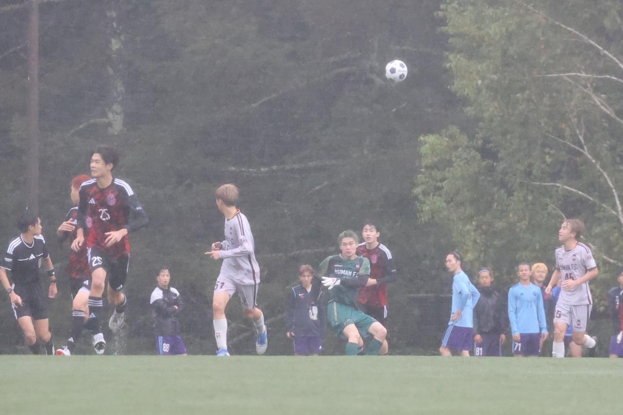 画像 : 10番目の画像 - 【写真】立教大学サッカー愛好会A(黒)と早稲田大学HUMAN FC A(白)、慶應義塾大学理工学部体育会サッカー部A(黒)と明治大学生田サッカー部蹴友会A(水色)は、どちらもPK戦決着となった(写真◎石倉利英) - サッカーマガジンWEB