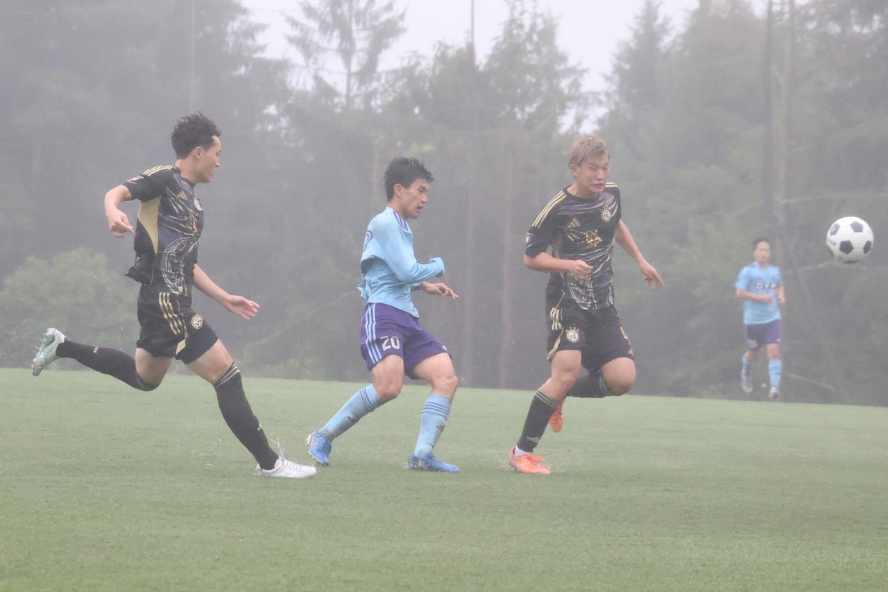 画像 : 18番目の画像 - 【写真】立教大学サッカー愛好会A(黒)と早稲田大学HUMAN FC A(白)、慶應義塾大学理工学部体育会サッカー部A(黒)と明治大学生田サッカー部蹴友会A(水色)は、どちらもPK戦決着となった(写真◎石倉利英) - サッカーマガジンWEB