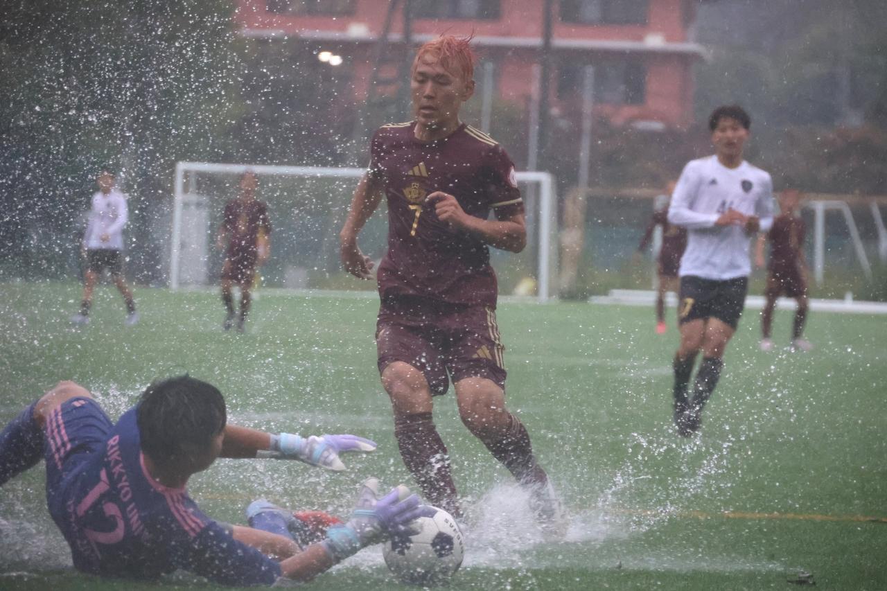 画像 : 3番目の画像 - 【写真】相手の猛攻に立ちはだかった峠。後半は激しい雨の中で体を張って守った（写真◎石倉利英） - サッカーマガジンWEB