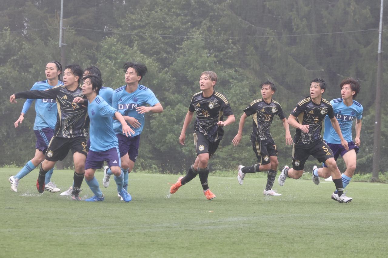 画像 : 25番目の画像 - 【写真】立教大学サッカー愛好会A（黒）と早稲田大学HUMAN FC A（白）、慶應義塾大学理工学部体育会サッカー部A（黒）と明治大学生田サッカー部蹴友会A（水色）は、どちらもPK戦決着となった（写真◎石倉利英） - サッカーマガジンWEB