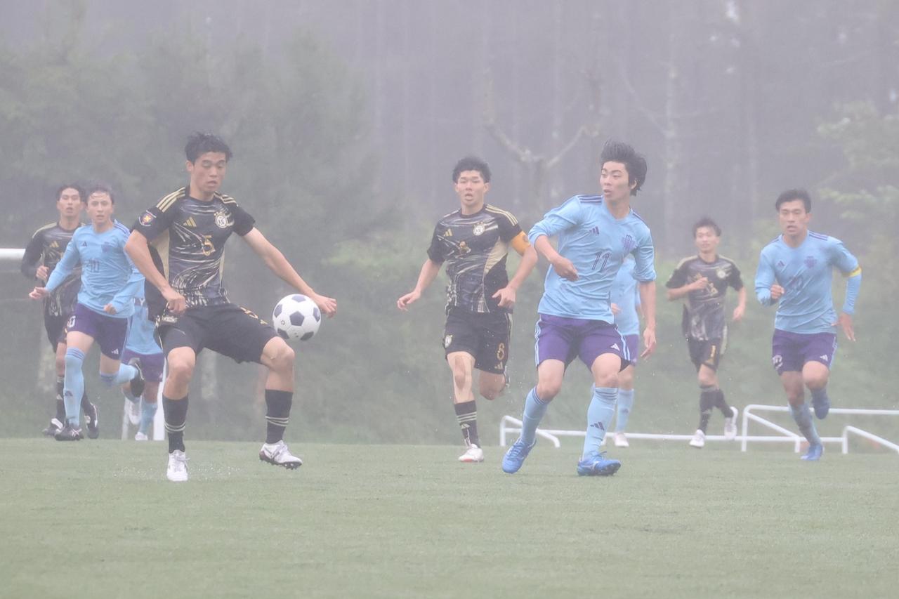 画像 : 17番目の画像 - 【写真】立教大学サッカー愛好会A(黒)と早稲田大学HUMAN FC A(白)、慶應義塾大学理工学部体育会サッカー部A(黒)と明治大学生田サッカー部蹴友会A(水色)は、どちらもPK戦決着となった(写真◎石倉利英) - サッカーマガジンWEB