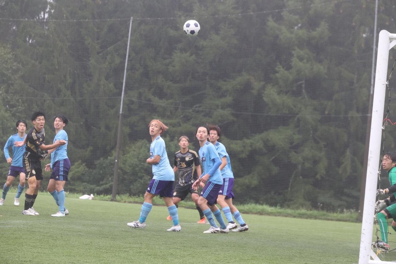 画像 : 26番目の画像 - 【写真】立教大学サッカー愛好会A(黒)と早稲田大学HUMAN FC A(白)、慶應義塾大学理工学部体育会サッカー部A(黒)と明治大学生田サッカー部蹴友会A(水色)は、どちらもPK戦決着となった(写真◎石倉利英) - サッカーマガジンWEB