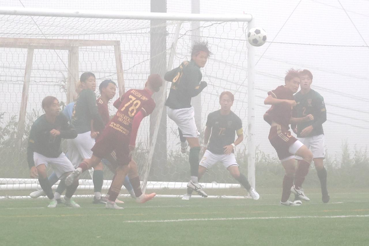 画像 : 5番目の画像 - 【写真】中央大学サッカー同好会(緑)と早稲田大学稲穂キッカーズC(エンジ)、立教大学FC立教A(白)と早稲田大学稲穂キッカーズA(エンジ)がベスト8を懸けて激突!(写真◎石倉利英) - サッカーマガジンWEB