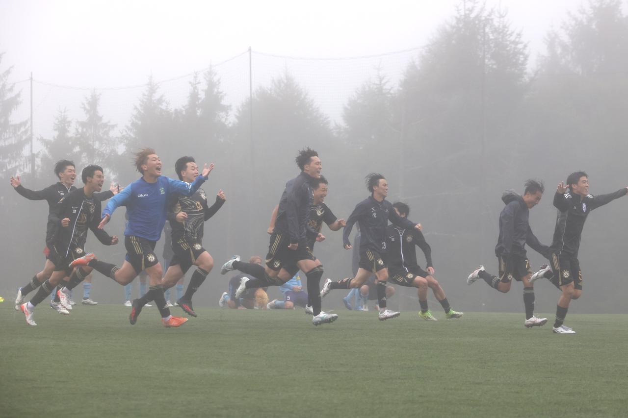 画像 : 27番目の画像 - 【写真】立教大学サッカー愛好会A(黒)と早稲田大学HUMAN FC A(白)、慶應義塾大学理工学部体育会サッカー部A(黒)と明治大学生田サッカー部蹴友会A(水色)は、どちらもPK戦決着となった(写真◎石倉利英) - サッカーマガジンWEB
