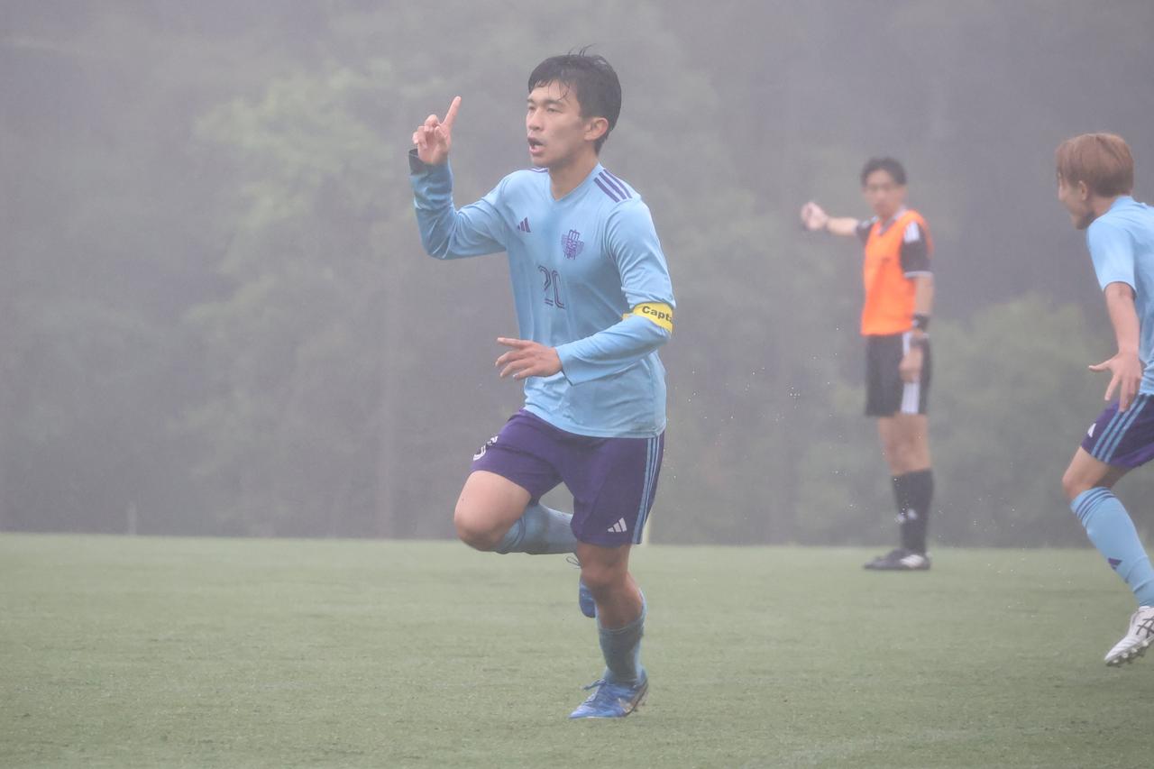 画像 : 19番目の画像 - 【写真】立教大学サッカー愛好会A（黒）と早稲田大学HUMAN FC A（白）、慶應義塾大学理工学部体育会サッカー部A（黒）と明治大学生田サッカー部蹴友会A（水色）は、どちらもPK戦決着となった（写真◎石倉利英） - サッカーマガジンWEB