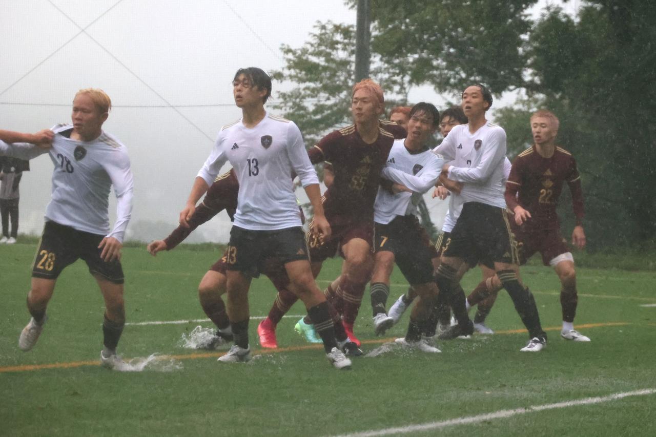 画像 : 16番目の画像 - 【写真】中央大学サッカー同好会(緑)と早稲田大学稲穂キッカーズC(エンジ)、立教大学FC立教A(白)と早稲田大学稲穂キッカーズA(エンジ)がベスト8を懸けて激突!(写真◎石倉利英) - サッカーマガジンWEB