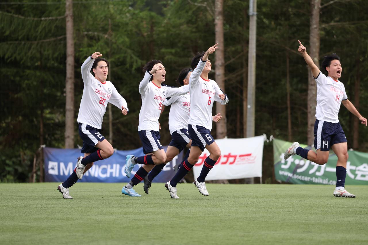 画像 : 32番目の画像 - 【写真】中央大学サッカー同好会(緑)と中央大学体同連フースバルクラブB(赤)、明治大学Groovykids(白)と中央大学MAEPLE(紺)が決勝進出を懸けて激突!(写真◎高野徹) - サッカーマガジンWEB