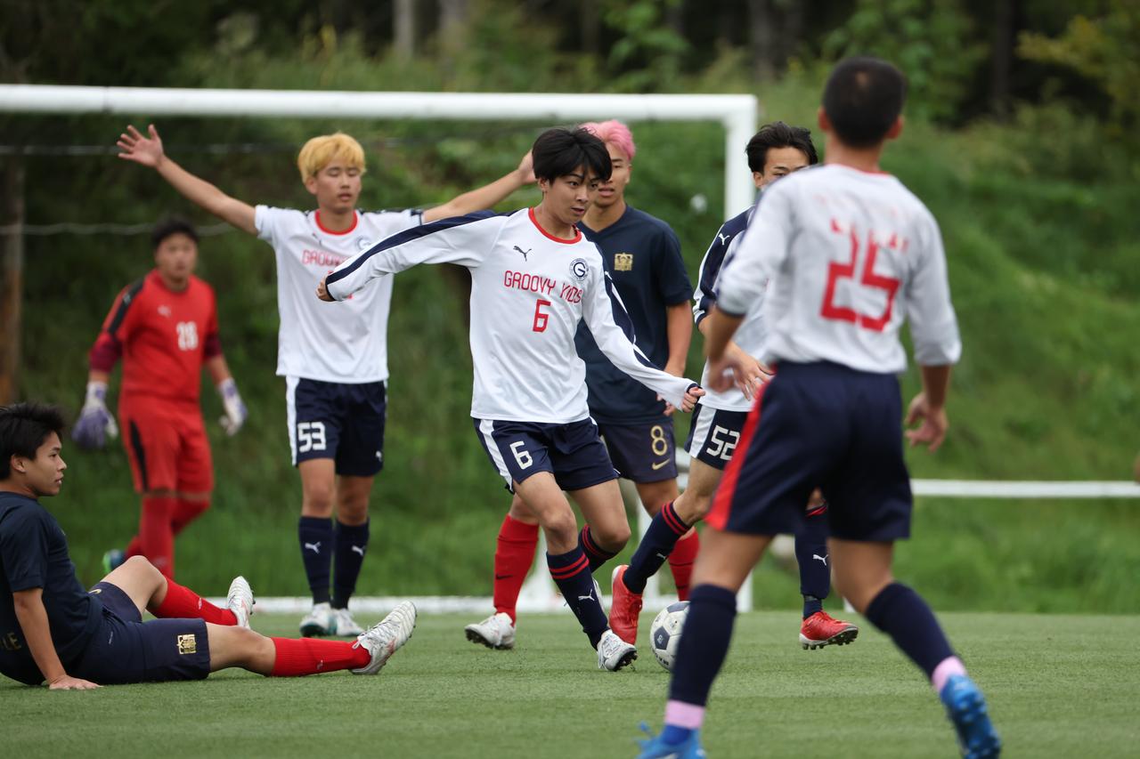 画像 : 19番目の画像 - 【写真】中央大学サッカー同好会(緑)と中央大学体同連フースバルクラブB(赤)、明治大学Groovykids(白)と中央大学MAEPLE(紺)が決勝進出を懸けて激突!(写真◎高野徹) - サッカーマガジンWEB