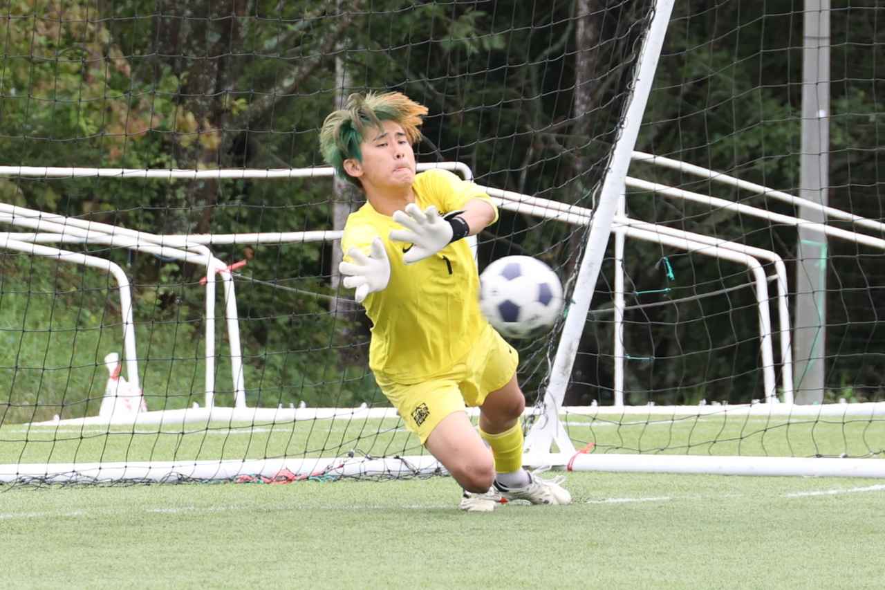 画像 : 33番目の画像 - 【写真】中央大学体同連フースバルクラブB（赤）と明治学院大学白金FC（白）、中央大学MAEPLE（紺）と青山学院大学理工サッカー部A（白）がベスト4を懸けて激突！（写真◎石倉利英） - サッカーマガジンWEB