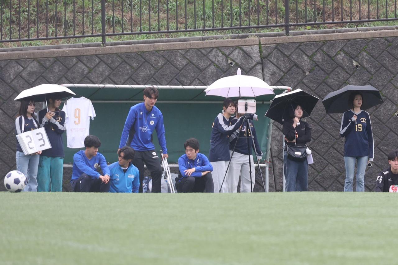 画像 : 4番目の画像 - 【写真】中央大学体同連フースバルクラブB(赤)と明治学院大学白金FC(白)、中央大学MAEPLE(紺)と青山学院大学理工サッカー部A(白)がベスト4を懸けて激突!(写真◎石倉利英) - サッカーマガジンWEB