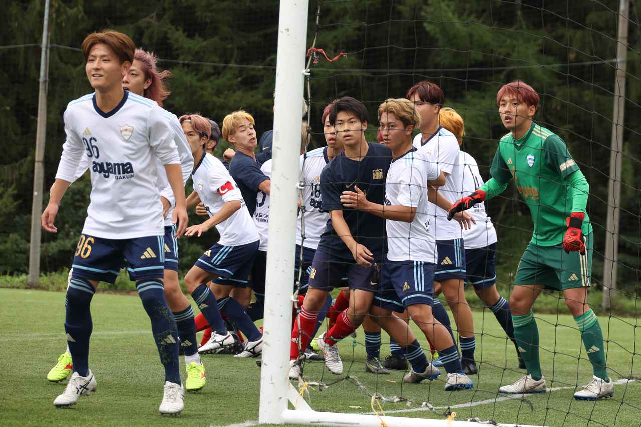 画像 : 26番目の画像 - 【写真】中央大学体同連フースバルクラブB（赤）と明治学院大学白金FC（白）、中央大学MAEPLE（紺）と青山学院大学理工サッカー部A（白）がベスト4を懸けて激突！（写真◎石倉利英） - サッカーマガジンWEB
