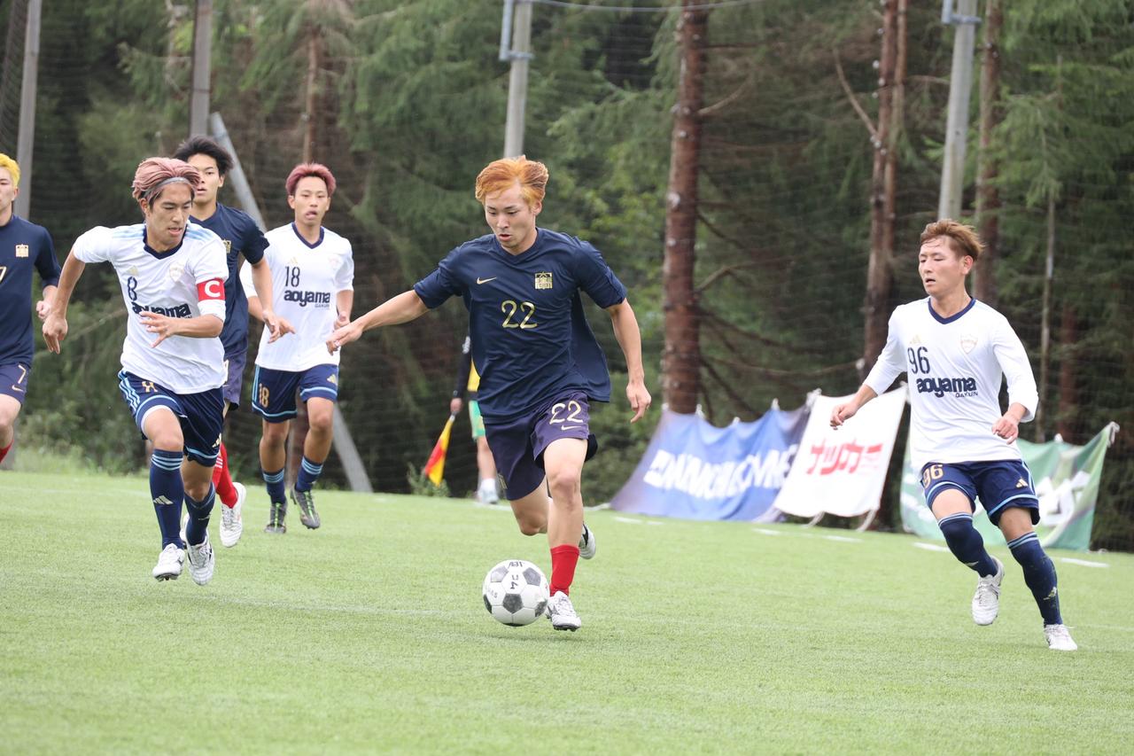 画像 : 23番目の画像 - 【写真】中央大学体同連フースバルクラブB(赤)と明治学院大学白金FC(白)、中央大学MAEPLE(紺)と青山学院大学理工サッカー部A(白)がベスト4を懸けて激突!(写真◎石倉利英) - サッカーマガジンWEB