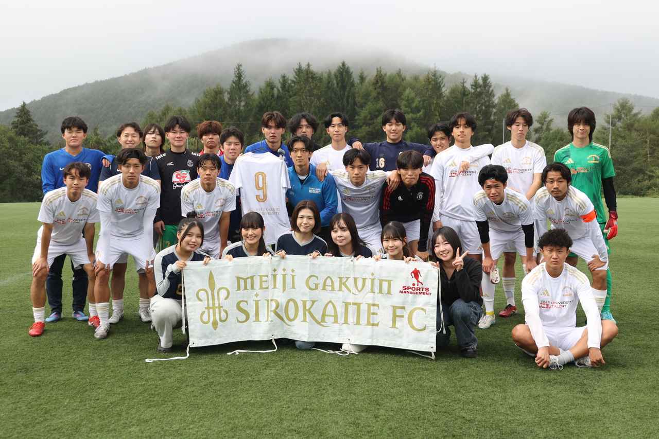 画像 : 1番目の画像 - 【写真】中央大学体同連フースバルクラブB(赤)と明治学院大学白金FC(白)、中央大学MAEPLE(紺)と青山学院大学理工サッカー部A(白)がベスト4を懸けて激突!(写真◎石倉利英) - サッカーマガジンWEB
