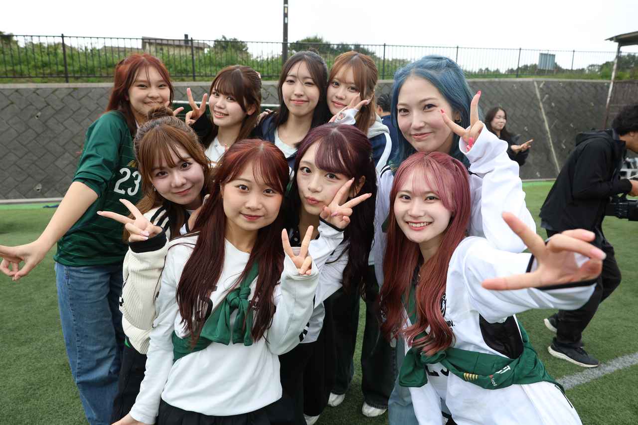 画像 : 14番目の画像 - 【写真】中央大学サッカー同好会（緑）と中央大学体同連フースバルクラブB（赤）、明治大学Groovykids（白）と中央大学MAEPLE（紺）が決勝進出を懸けて激突!（写真◎高野徹） - サッカーマガジンWEB