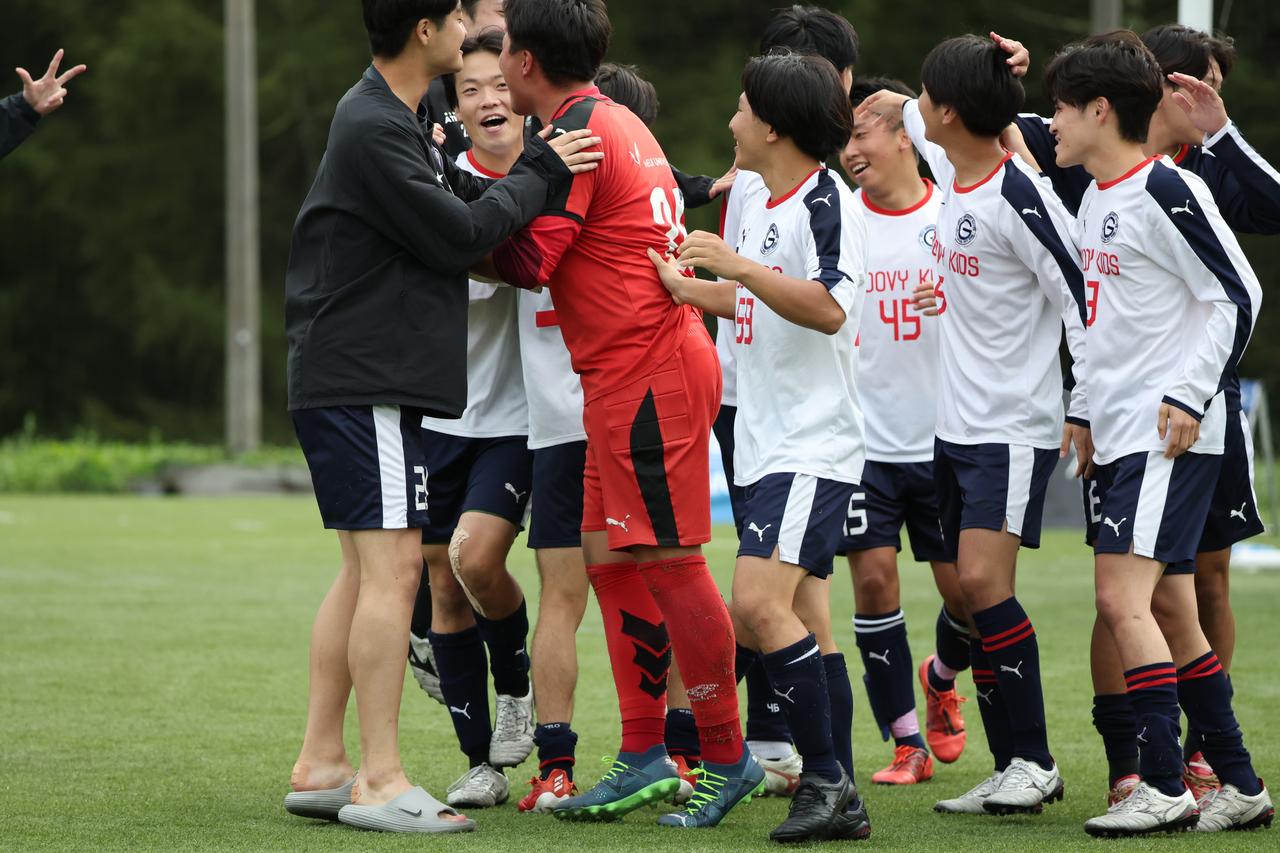 画像 : 5番目の画像 - 【写真】決勝進出に貢献した2年生守護神の岩見。PK戦ではミスを取り返すセーブを見せ、歓喜の輪の中心となった（写真◎高野徹） - サッカーマガジンWEB