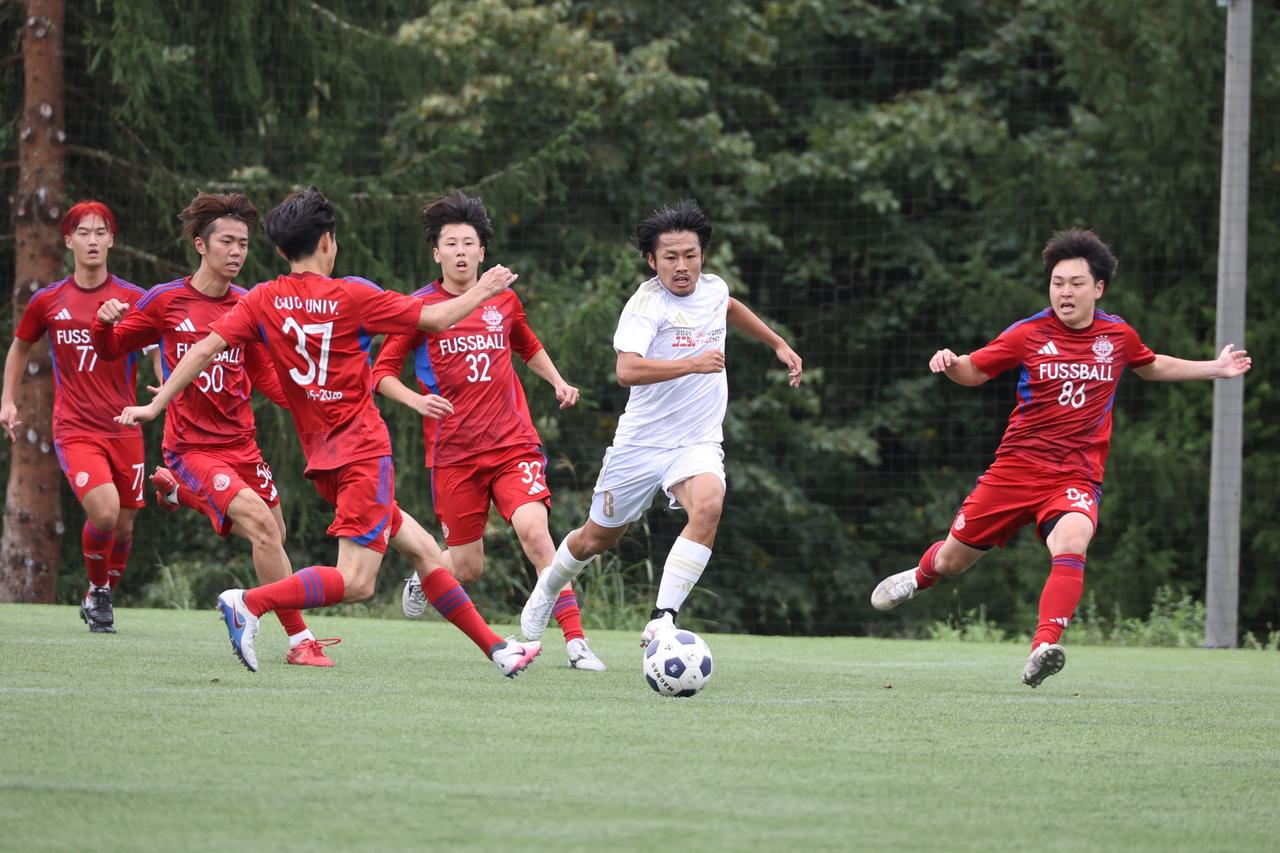 画像 : 12番目の画像 - 【写真】中央大学体同連フースバルクラブB(赤)と明治学院大学白金FC(白)、中央大学MAEPLE(紺)と青山学院大学理工サッカー部A(白)がベスト4を懸けて激突!(写真◎石倉利英) - サッカーマガジンWEB