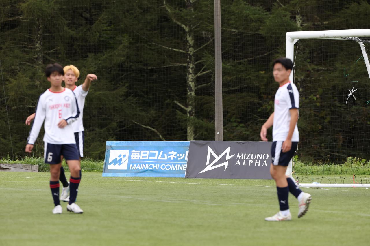 画像 : 26番目の画像 - 【写真】中央大学サッカー同好会（緑）と中央大学体同連フースバルクラブB（赤）、明治大学Groovykids（白）と中央大学MAEPLE（紺）が決勝進出を懸けて激突!（写真◎高野徹） - サッカーマガジンWEB