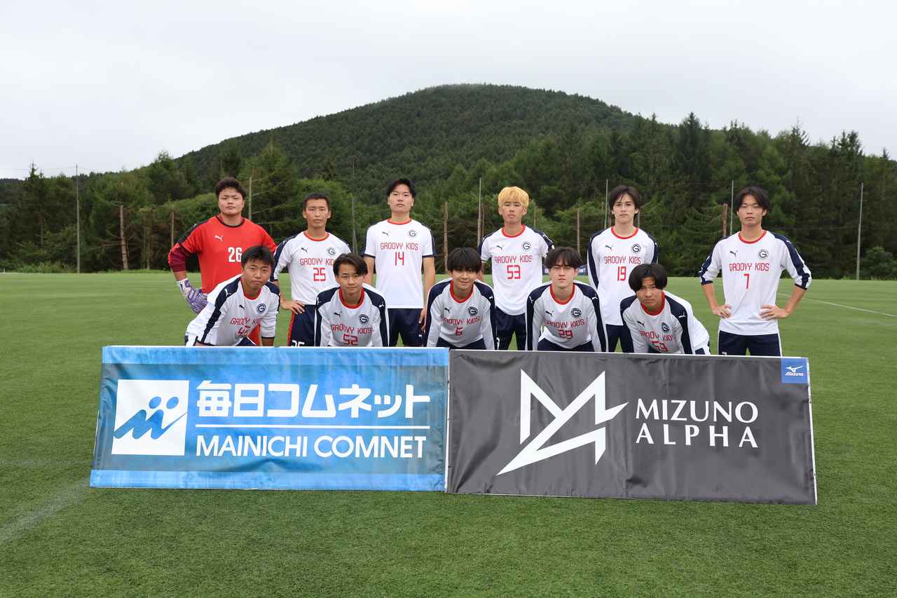 画像 : 15番目の画像 - 【写真】中央大学サッカー同好会（緑）と中央大学体同連フースバルクラブB（赤）、明治大学Groovykids（白）と中央大学MAEPLE（紺）が決勝進出を懸けて激突!（写真◎高野徹） - サッカーマガジンWEB