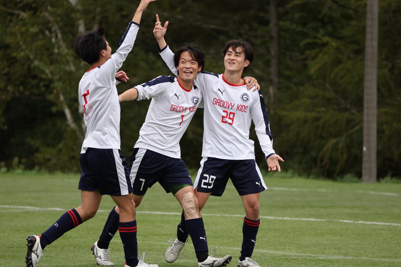 画像 : 21番目の画像 - 【写真】中央大学サッカー同好会（緑）と中央大学体同連フースバルクラブB（赤）、明治大学Groovykids（白）と中央大学MAEPLE（紺）が決勝進出を懸けて激突!（写真◎高野徹） - サッカーマガジンWEB