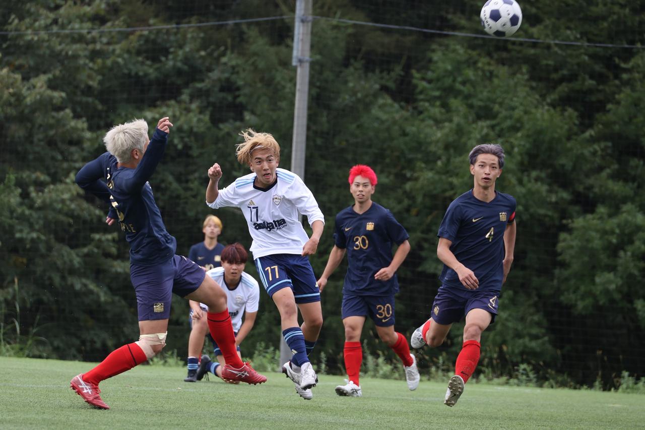 画像 : 29番目の画像 - 【写真】中央大学体同連フースバルクラブB（赤）と明治学院大学白金FC（白）、中央大学MAEPLE（紺）と青山学院大学理工サッカー部A（白）がベスト4を懸けて激突！（写真◎石倉利英） - サッカーマガジンWEB