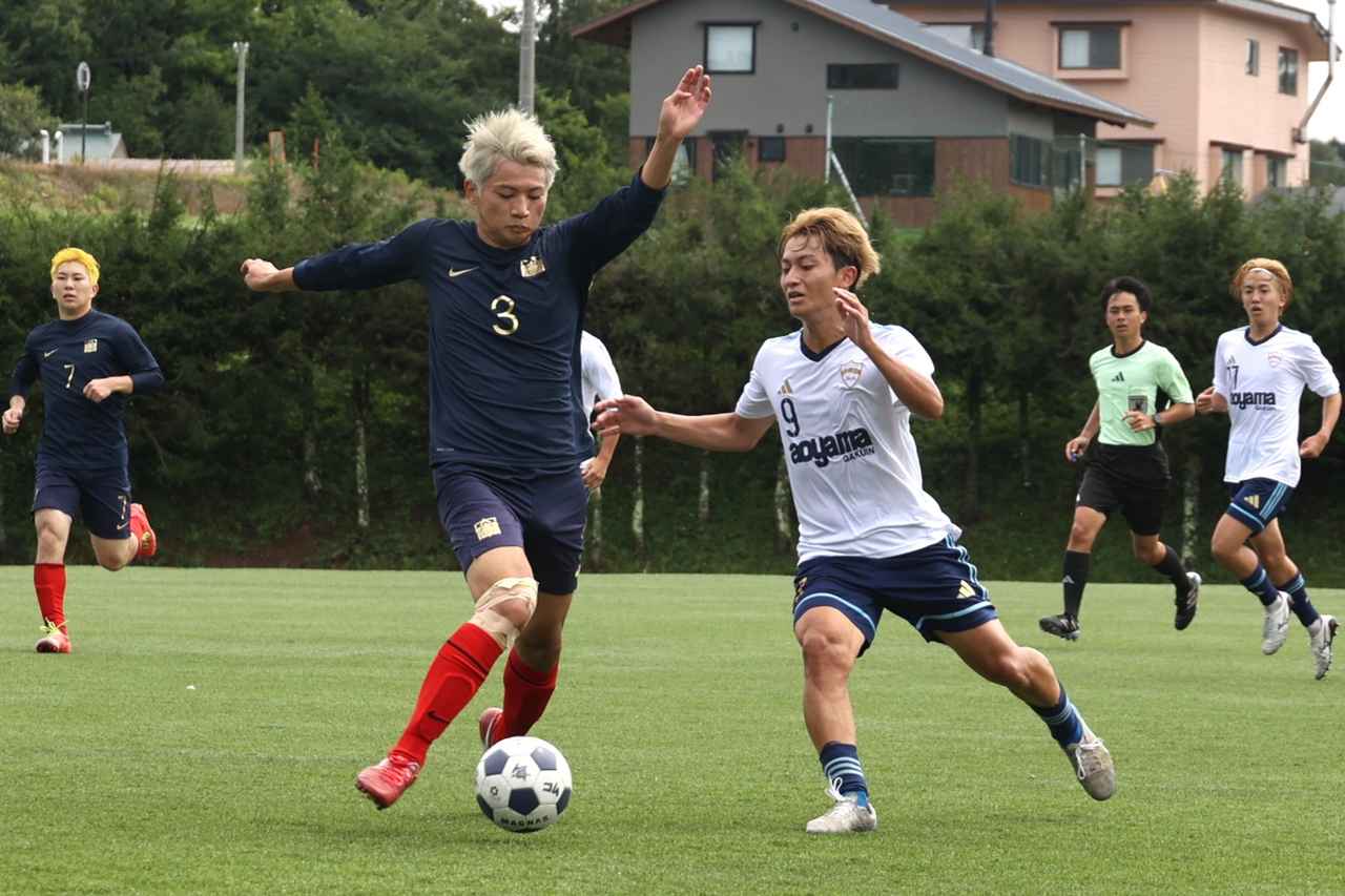 画像 : 32番目の画像 - 【写真】中央大学体同連フースバルクラブB(赤)と明治学院大学白金FC(白)、中央大学MAEPLE(紺)と青山学院大学理工サッカー部A(白)がベスト4を懸けて激突!(写真◎石倉利英) - サッカーマガジンWEB