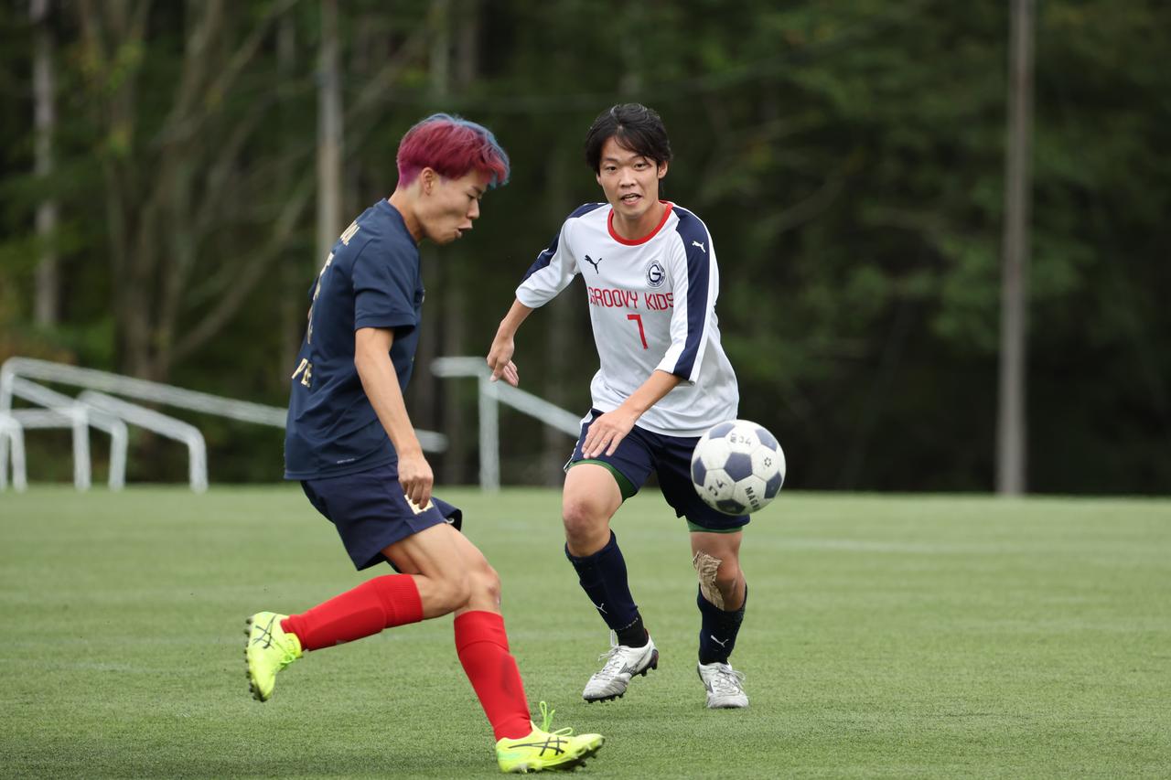 画像 : 22番目の画像 - 【写真】中央大学サッカー同好会（緑）と中央大学体同連フースバルクラブB（赤）、明治大学Groovykids（白）と中央大学MAEPLE（紺）が決勝進出を懸けて激突!（写真◎高野徹） - サッカーマガジンWEB