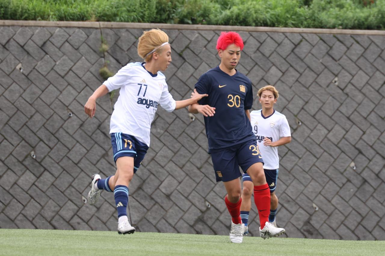 画像 : 21番目の画像 - 【写真】中央大学体同連フースバルクラブB(赤)と明治学院大学白金FC(白)、中央大学MAEPLE(紺)と青山学院大学理工サッカー部A(白)がベスト4を懸けて激突!(写真◎石倉利英) - サッカーマガジンWEB