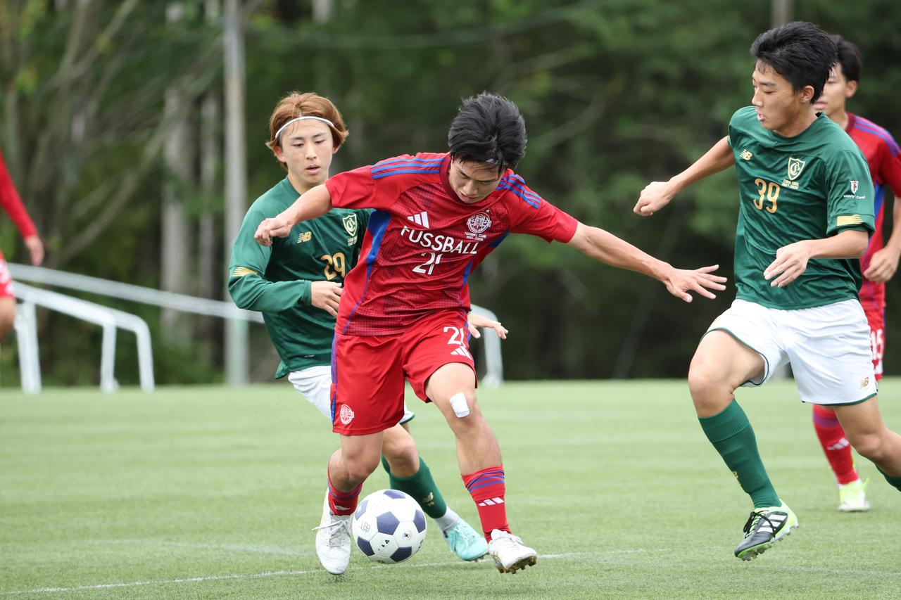 画像 : 9番目の画像 - 【写真】中央大学サッカー同好会(緑)と中央大学体同連フースバルクラブB(赤)、明治大学Groovykids(白)と中央大学MAEPLE(紺)が決勝進出を懸けて激突!(写真◎高野徹) - サッカーマガジンWEB